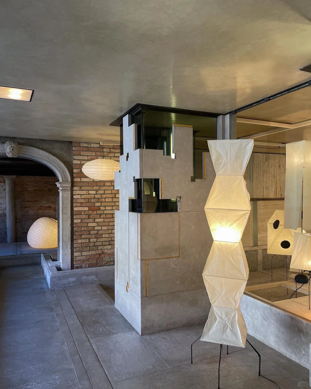 Akari UF4-L9 Floor Lamp