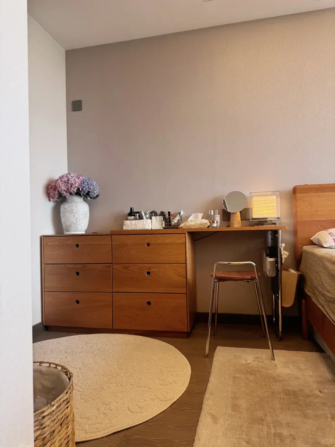 Andaz Chi Yutang Table Lamp