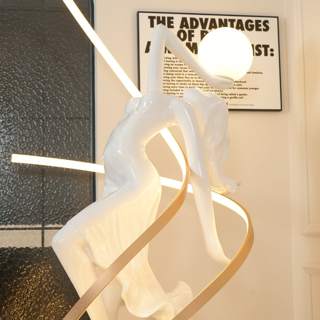 Frigg Sculpture Floor Lamp