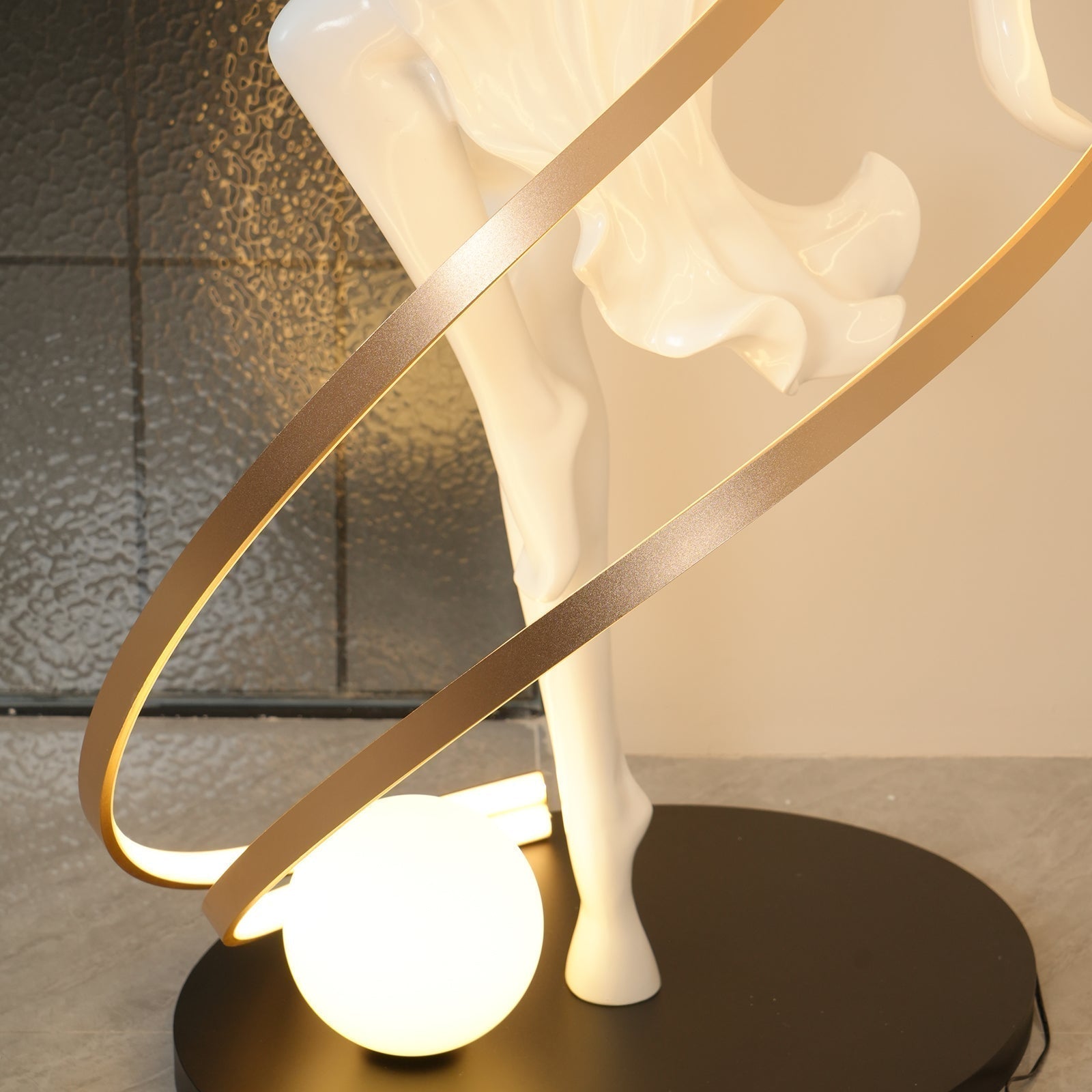 Frigg Sculpture Floor Lamp