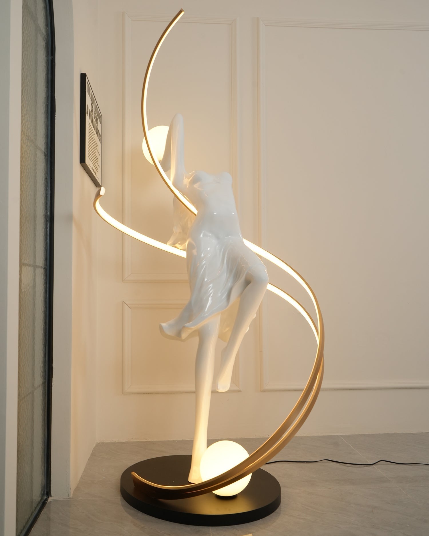 Frigg Sculpture Floor Lamp